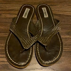 Well loved Steve Madden leather flip flops sz 9